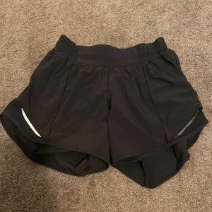 black lululemon hotty hot shorts: size 4